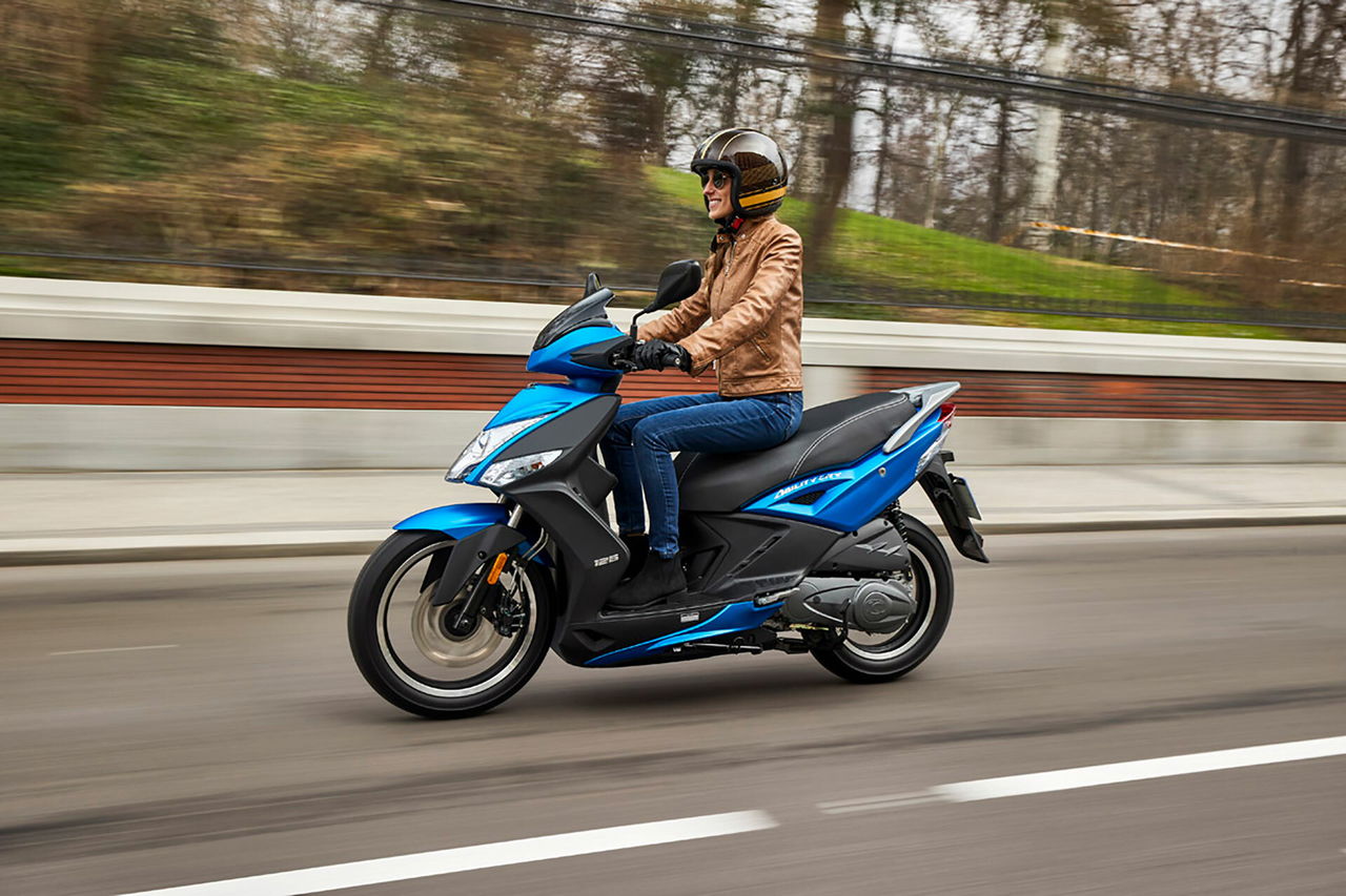 Kymco Agility 125 Azul Movimiento 30