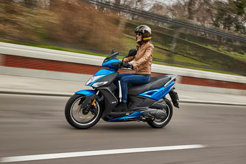 Kymco Agility 125 Azul Movimiento 31