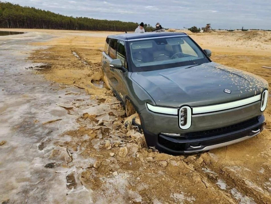 Rivian R1s Atascado Off Road 1