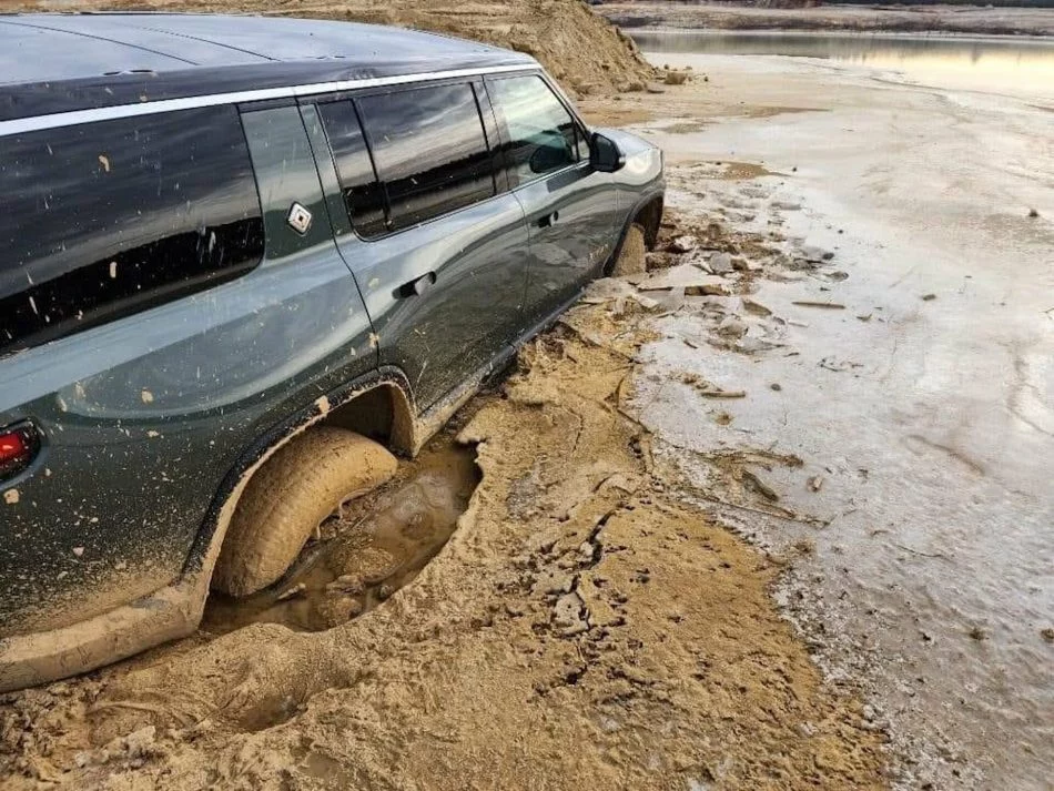 Rivian R1s Atascado Off Road 2