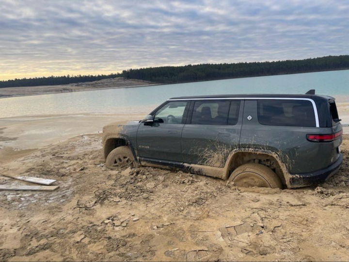 Rivian R1s Atascado Off Road 3