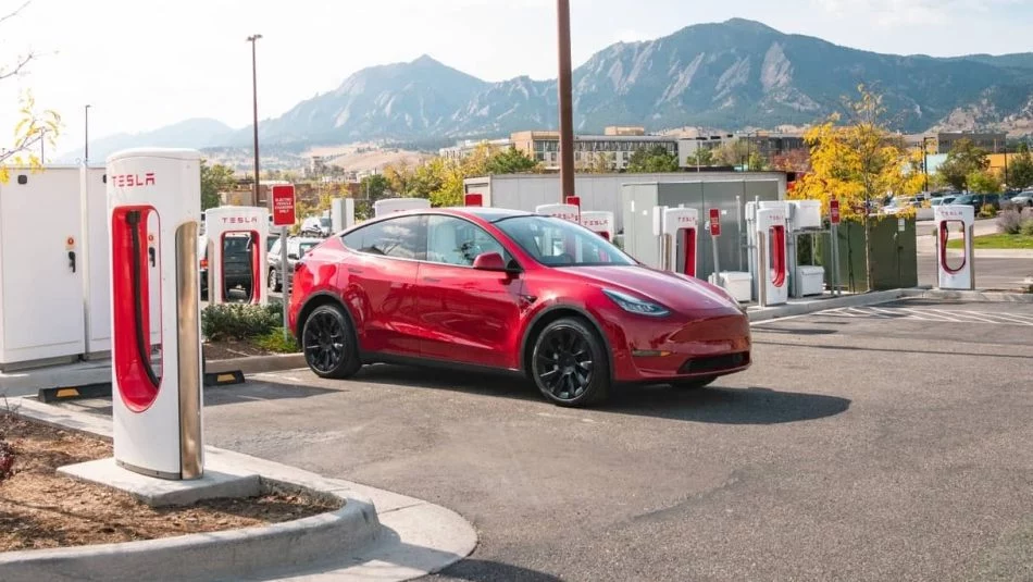 Tesla Model Y Supercharger 01