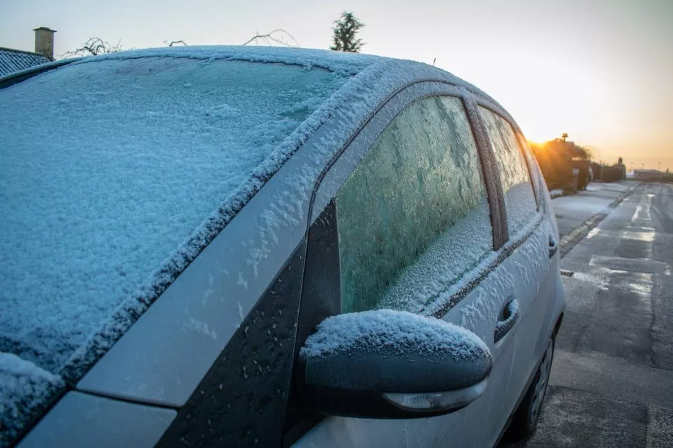 Como Quitar Hielo Parabrisas Coche 02