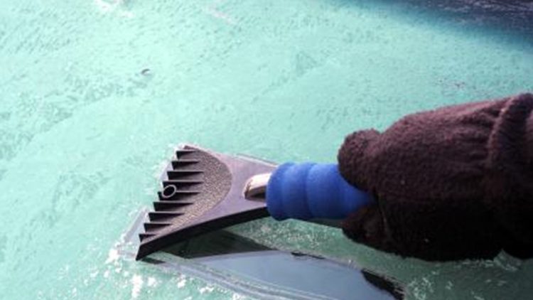 Mantén una correcta visibilidad mientras conduces con los mejores  rascadores de hielo para el coche