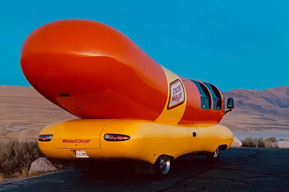 Coche Salchicha Oscar Amyer Wienermobile 01