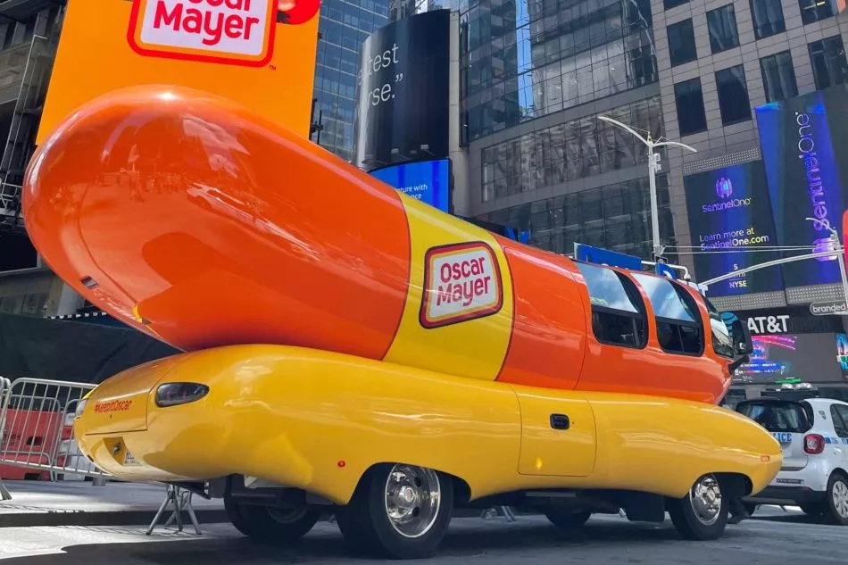 Coche Salchicha Oscar Amyer Wienermobile 04