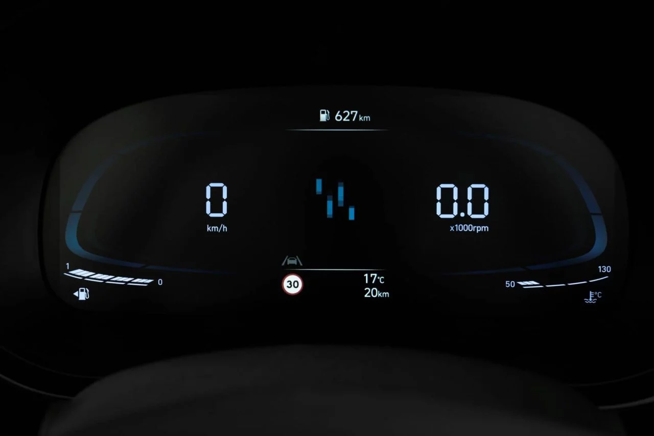 Vista del cuadro de instrumentos digital del Hyundai i10, claridad y simplicidad.