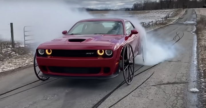 Dodge Challenger Hellcat Ruedas Carro Caballos Video 1