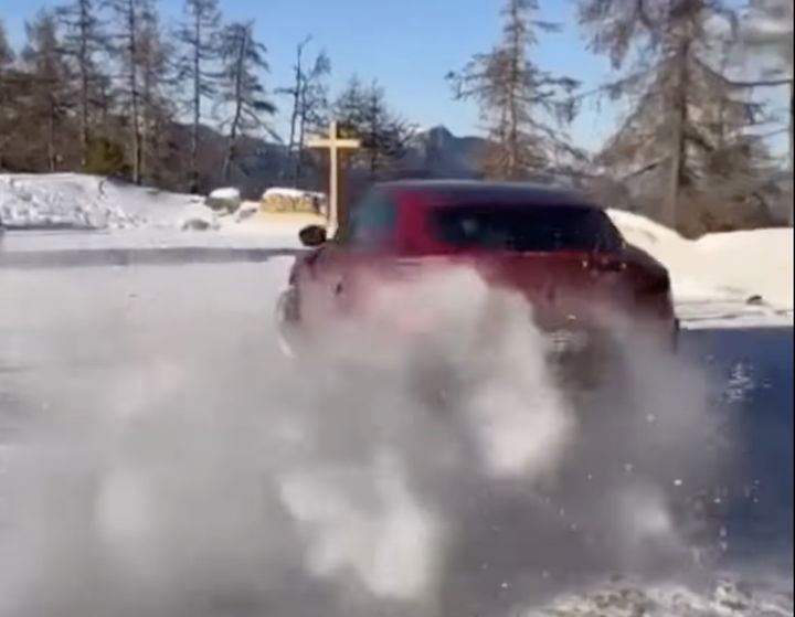 Ferrari Purosangue Drift Nieve Video 2