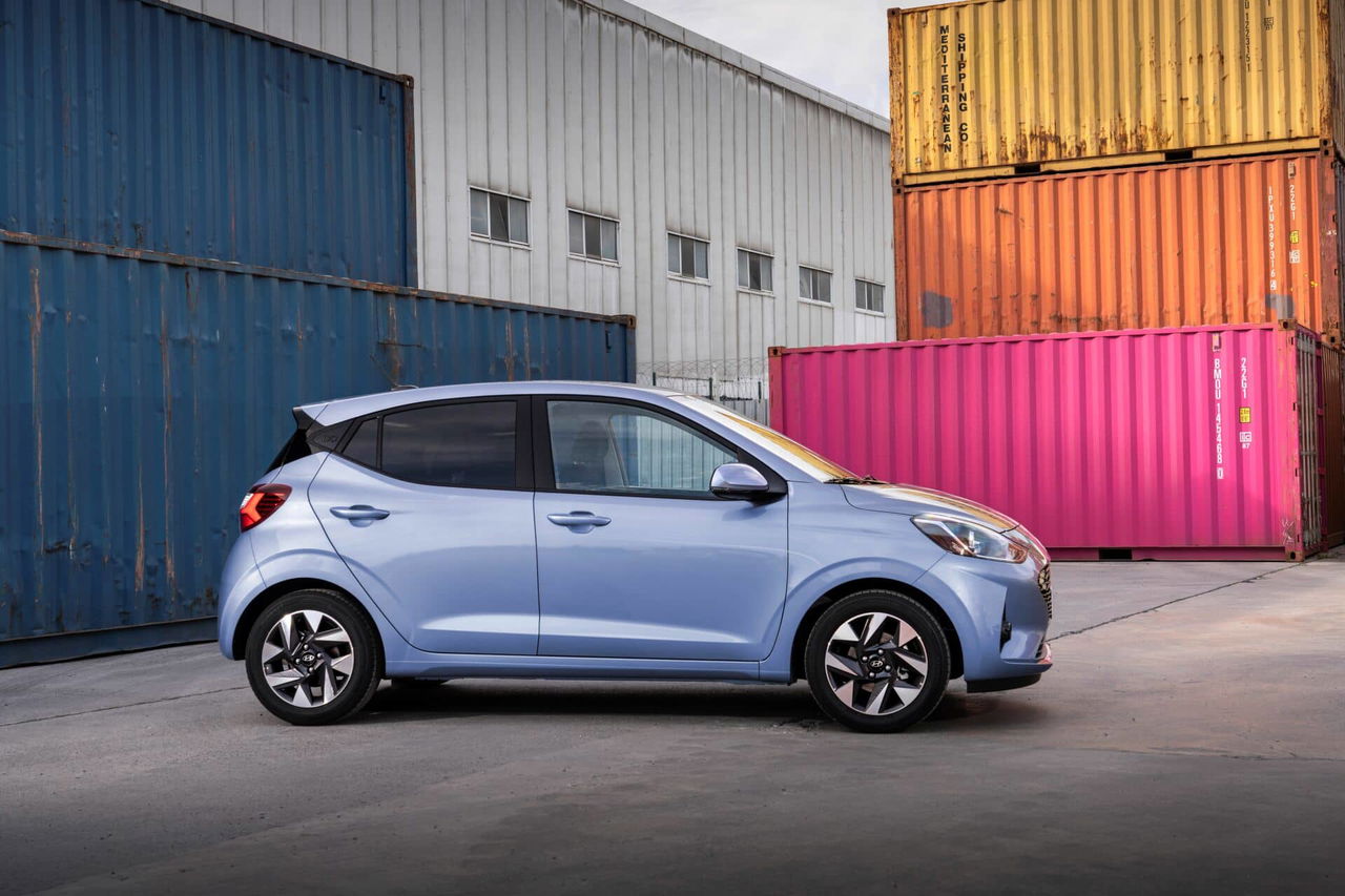 Vista lateral del Hyundai i10, destacando su diseño compacto y dinámico.