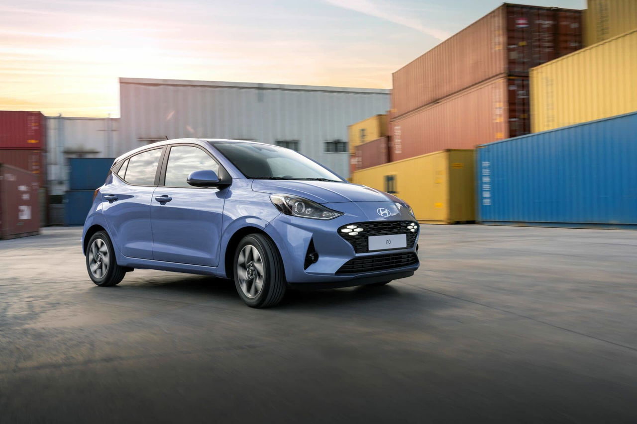 El Hyundai i10 muestra su diseño dinámico y urbano en esta toma lateral.