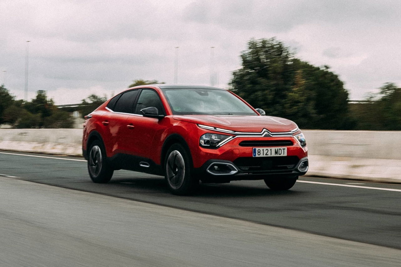 Vista dinámica del Citroën C4 X mostrando su diseño frontal y lateral.