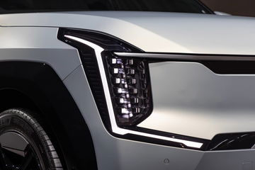 Vista en detalle del innovador diseño de faros laterales del KIA EV9.