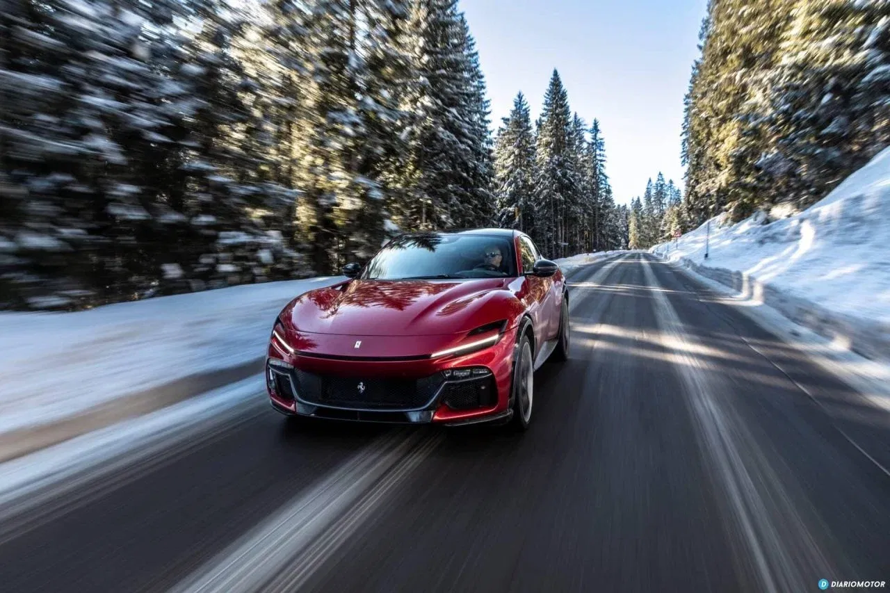 Ferrari Purosangue en carretera nevada, vista delantera y lateral.