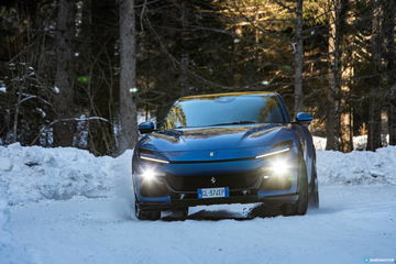 Vista delantera del Ferrari Purosangue destacando su diseño en condiciones invernales.