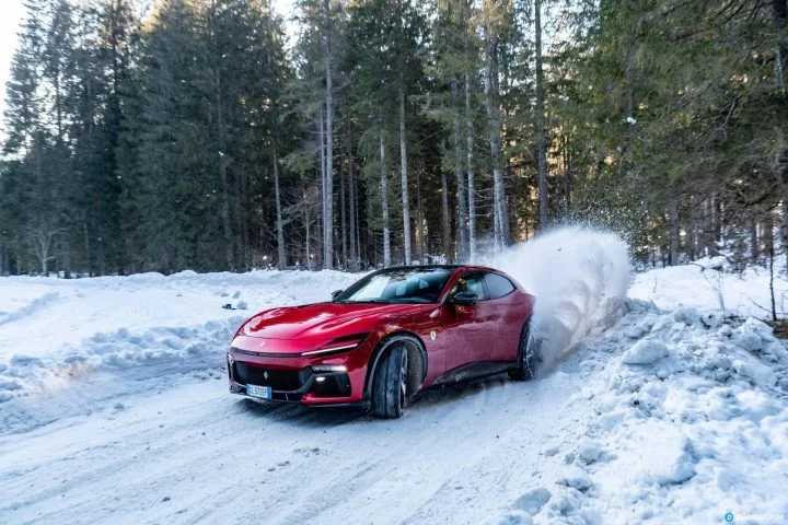 Vista lateral del Ferrari Purosangue en un ambiente nevado.