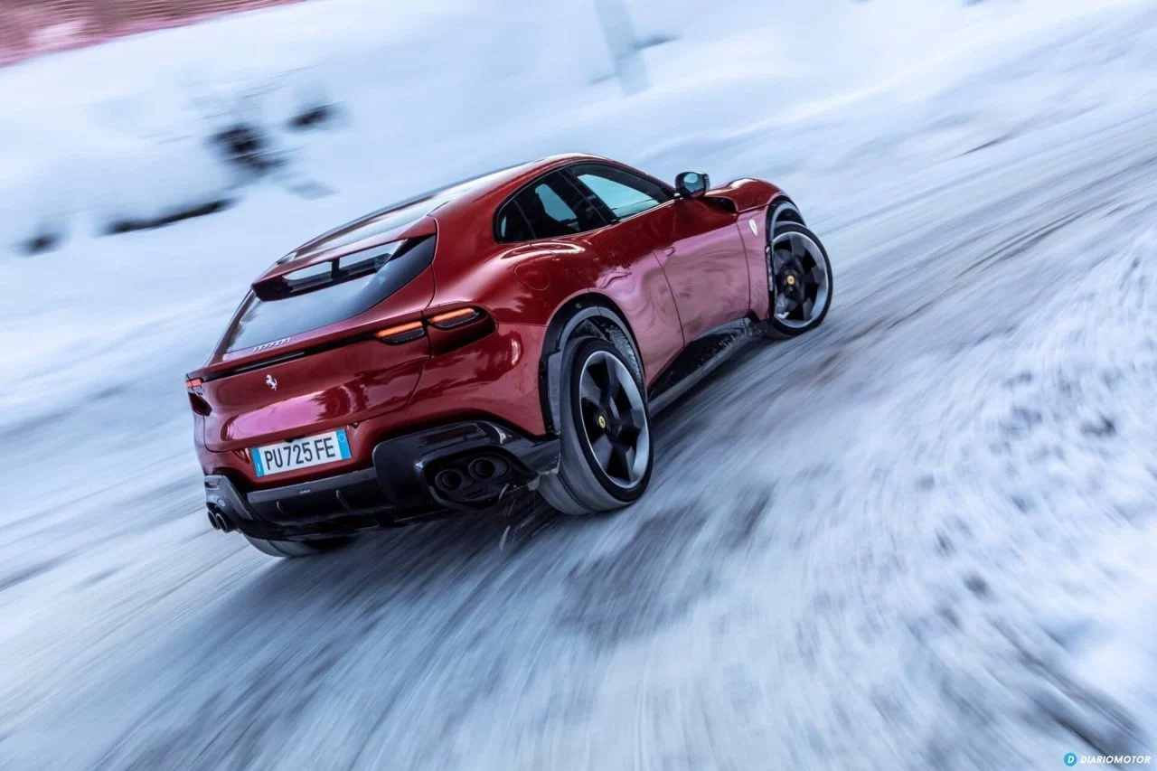 Ferrari Purosangue tomando una curva en un entorno nevado.