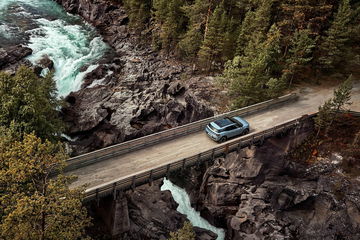 Ford Explorer en entorno natural mostrando su perfil lateral robusto