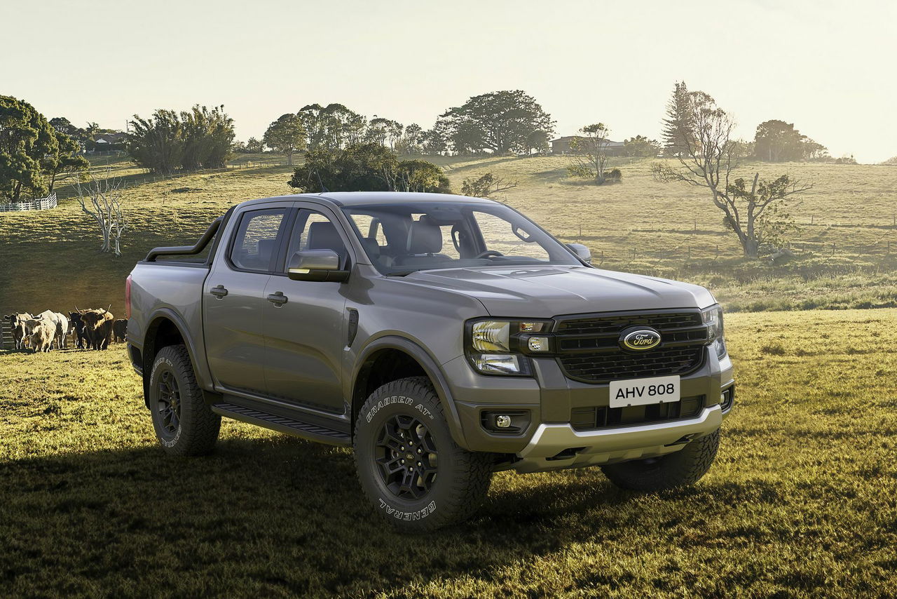 Vista lateral de un Ford Ranger avanzando por terreno de campo