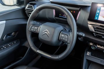 Vista cercana del volante multifunción del Citroën C4 X.