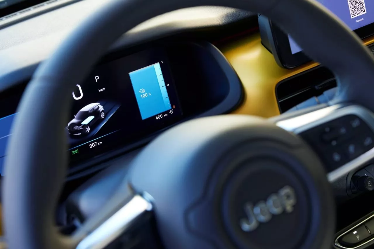 Vista del volante y cuadro de instrumentos del Jeep Avenger.