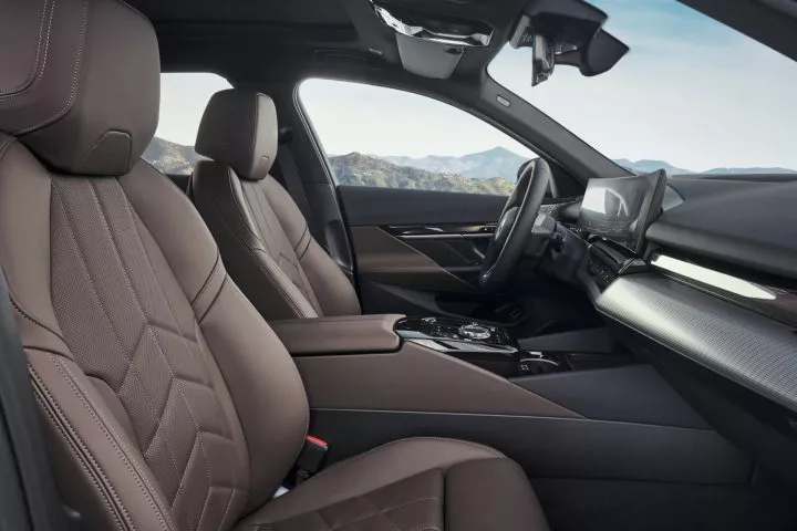 Vista lateral de los asientos confort de BMW Serie 5, materiales de alta calidad.