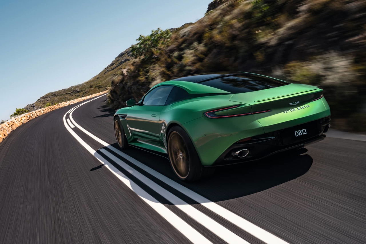 Aston Martin DB12 en una carretera, demostrando su elegancia y potencia.