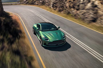 Vista dinámica lateral del Aston Martin DB12, destacando su silueta aerodinámica.