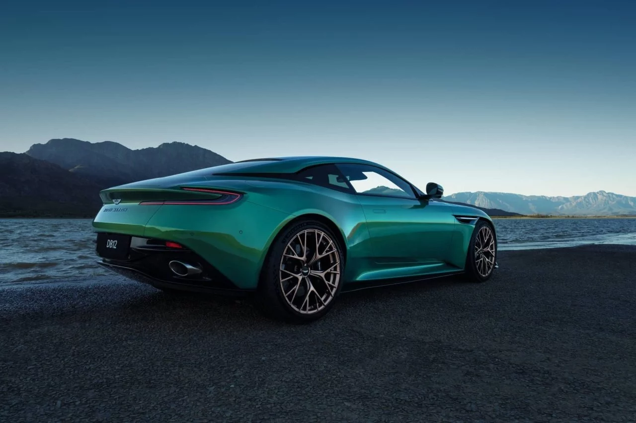 Perfil del Aston Martin DB12 resaltando su elegante diseño aerodinámico.