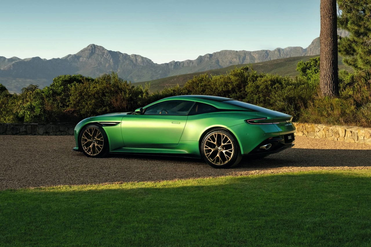 Vista lateral del Aston Martin DB12 mostrando su diseño aerodinámico.