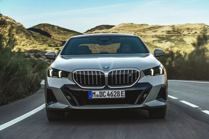 Vista frontal del BMW Serie 5 destacando su parrilla icónica y faros LED.
