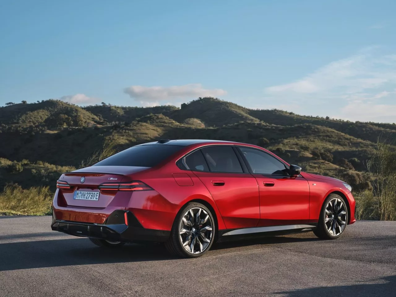 Vista lateral del BMW Serie 5 resalta su elegante línea y diseño aerodinámico.