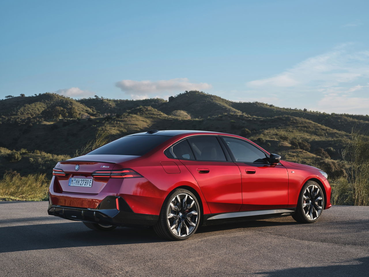 Vista lateral del BMW Serie 5 resalta su elegante línea y diseño aerodinámico.