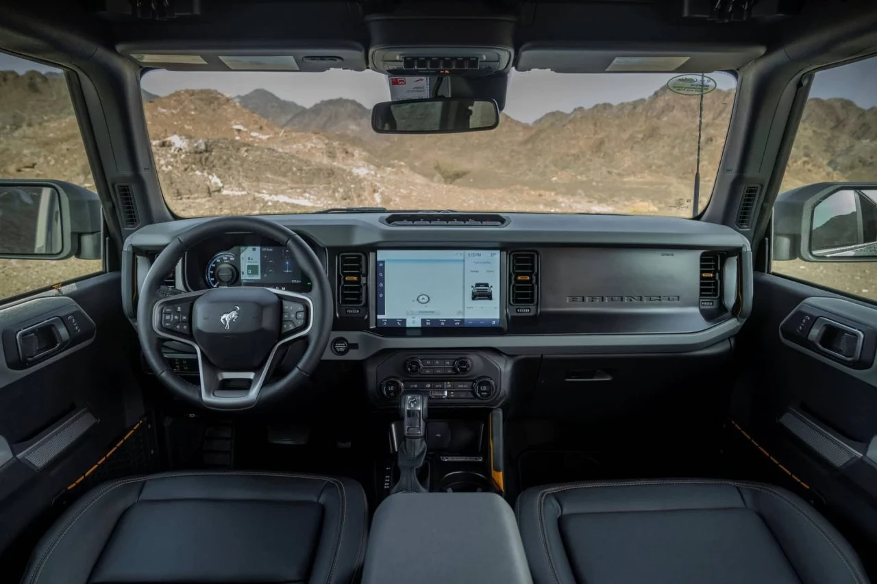 Vista frontal del tablero y volante del Ford Bronco, destacando su diseño robusto y tecnológico.