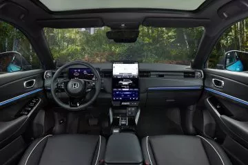 Vista frontal del habitáculo del Honda e:Ny1 destacando su diseño moderno y tecnológico.