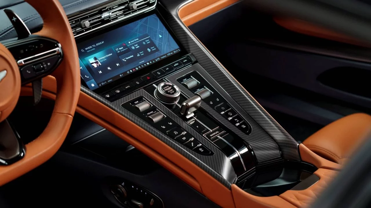 Consola central del Aston Martin DB12 con acabados de cuero y controles modernos.