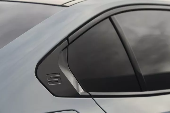 Vista detallada de la carcasa del espejo lateral del BMW Serie 5.
