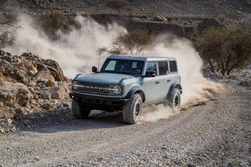 Ford Bronco superando con maestría un camino de tierra