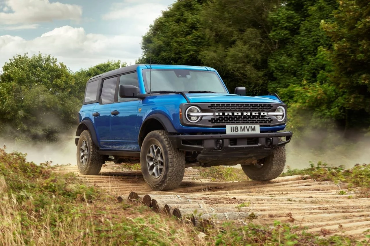 Ford Bronco superando con solvencia desafíos todoterreno.