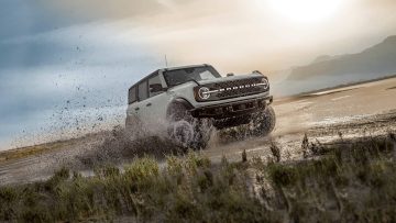 Ford Bronco superando con maestría un terreno desafiante.