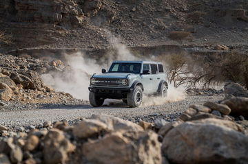 Ford Bronco superando un terreno pedregoso con destreza.