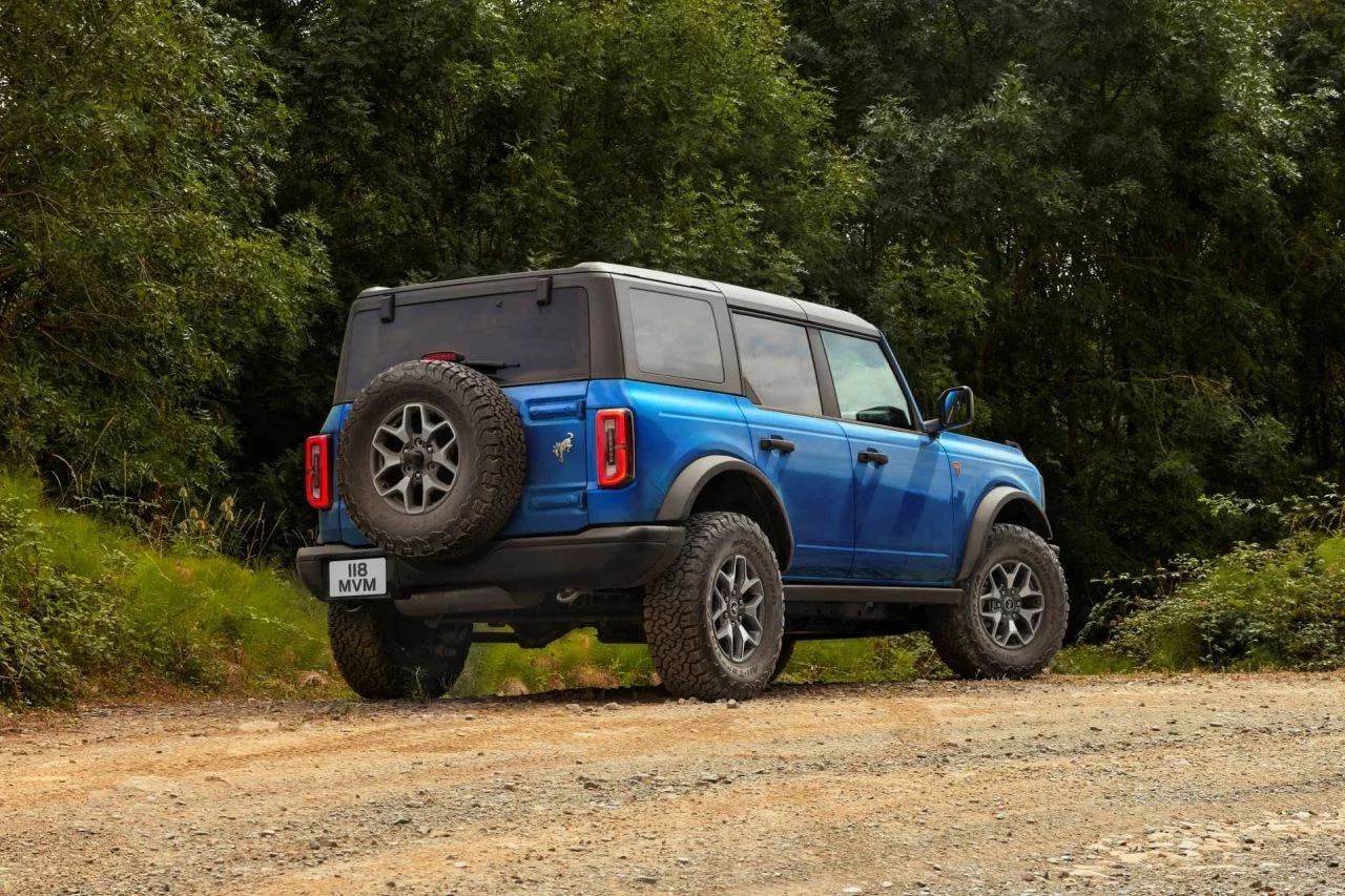 Vista trasera lateral del Ford Bronco, destacando su robustez y diseño aventurero.