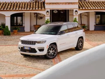 Vista lateral del Jeep Grand Cherokee, destacando su diseño robusto.