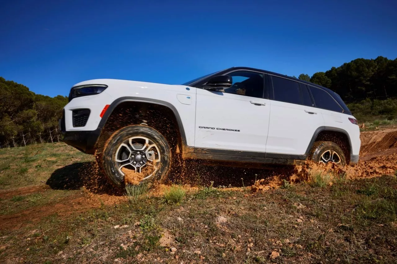 Vista lateral del Jeep Grand Cherokee mostrando sus capacidades todoterreno