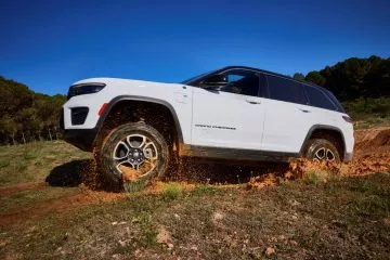 Vista lateral del Jeep Grand Cherokee mostrando sus capacidades todoterreno