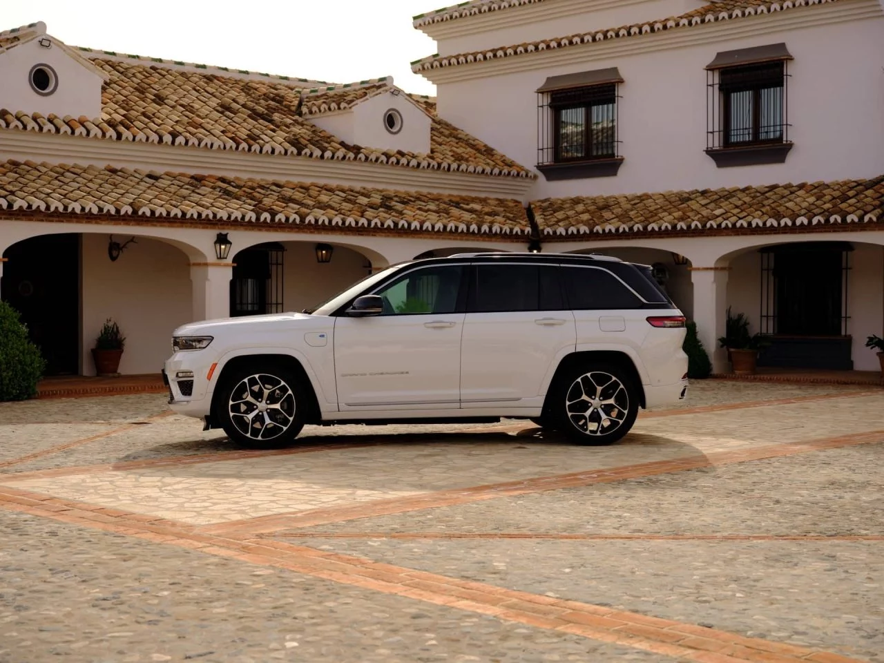 Vista lateral del Jeep Grand Cherokee estacionado con diseño robusto.