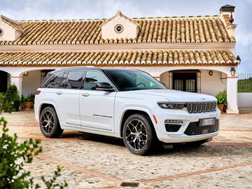 Vista lateral del Jeep Grand Cherokee, mostrando las líneas y proporciones del diseño.