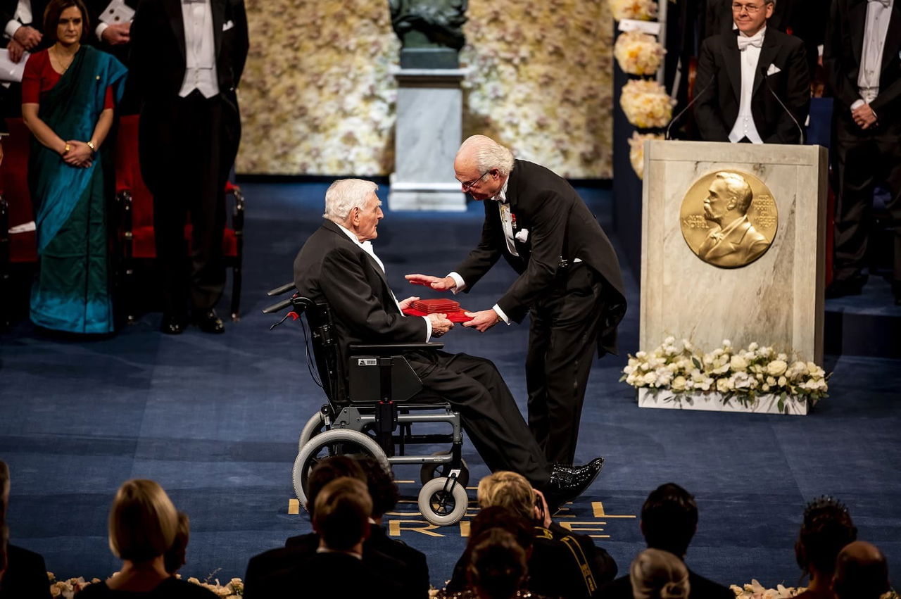 Dr John B Goodenough Recibe El Premio Nobel