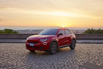 Perfil icónico del Fiat 600 mostrado en un atardecer sereno.