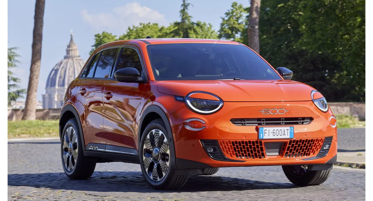 Vista sesgada del Fiat 600 mostrando su diseño de carrocería clásico.